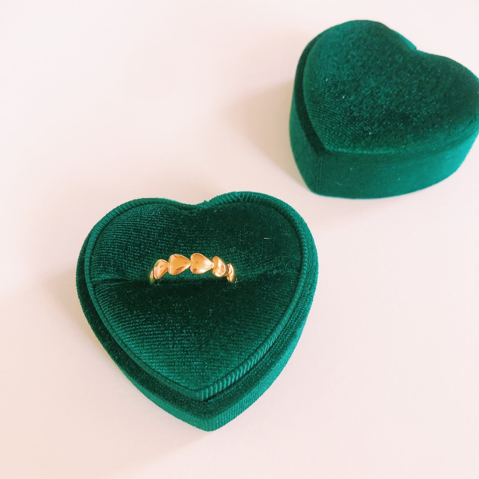 Velvet ring box single heart green