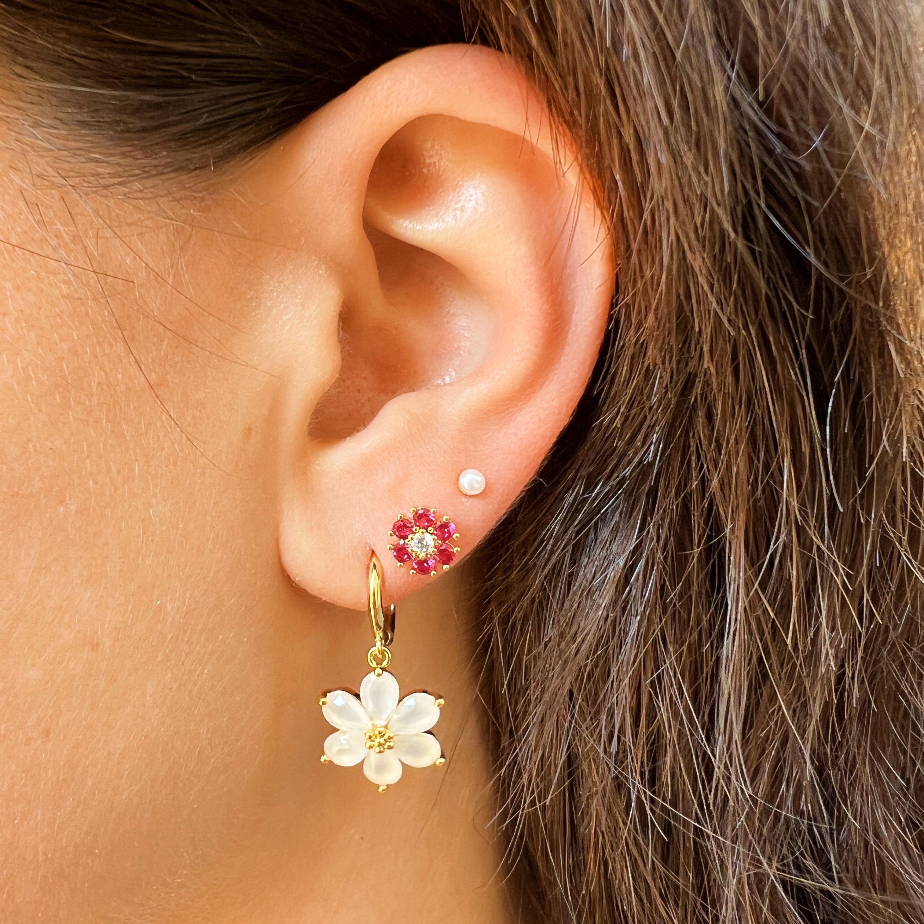 Earrings shining flower white